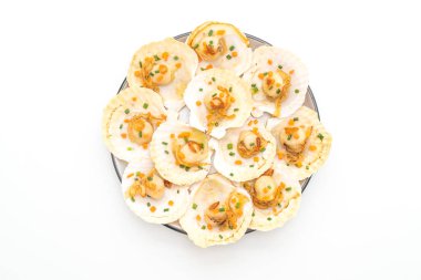 tereyağı ve beyaz arka plan üzerinde izole sarımsak ile ızgara tarak shell