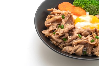 Donburi, domuz eti Pilav kasesi onsen yumurta ve beyaz arka plan üzerinde izole sebze