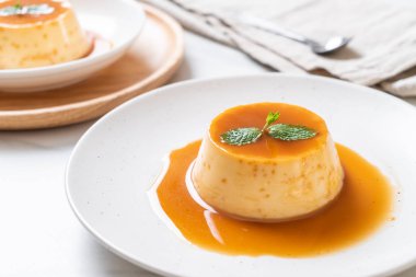 Naneli ev yapımı karamel kremalı puding.