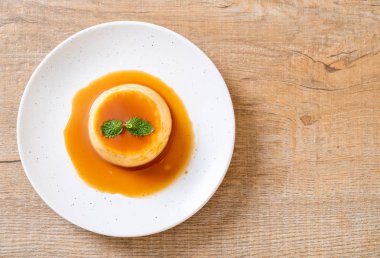 Naneli ev yapımı karamel kremalı puding.