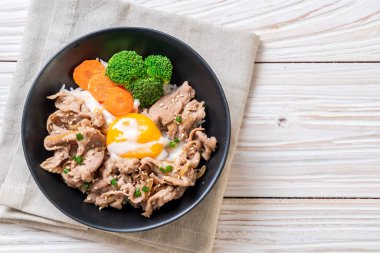 Donburi, domuz eti Pilav kasesi onsen yumurta ve sebze - Japon gıda tarzı