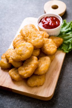 Soslu tavuk nugget, sağlıksız yemek.