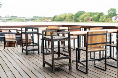 boş ahşap yemek masası ve sandalye restoran ve kafe