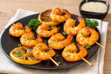 Limon - deniz ürünleri tarzı ile ızgara kaplan karides şiş