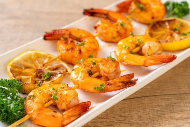 Limon - deniz ürünleri tarzı ile ızgara kaplan karides şiş