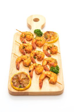 Beyaz arka plan üzerinde izole limon ile ızgara kaplan karides şiş