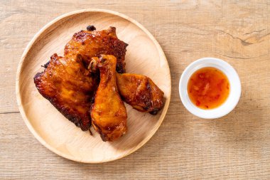 Masada ızgara ve ızgara tavuk.