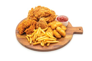 Beyaz arka plan üzerinde izole kızarmış tavuk patates kızartması ve nuggets yemek (abur cubur ve sağlıksız yiyecek)
