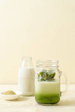 Matcha yeşil çay buzlu cam sütlü