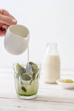 Matcha yeşil çay buzlu cam sütlü