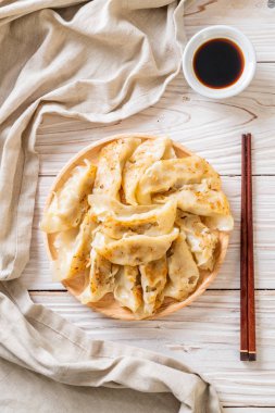 Japon gyoza 'sı ya da soya soslu hamur tatlısı.