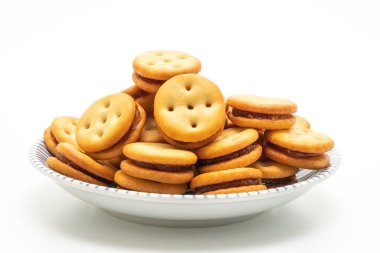 Beyaz arka planda izole edilmiş ananas reçelli hindistan cevizi bisküvisi