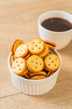 Hindistan cevizli bisküvi ve ananas reçeli.