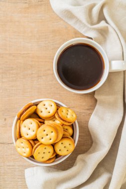 Hindistan cevizli bisküvi ve ananas reçeli.