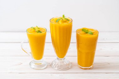 taze mango smoothies - sağlıklı yiyecek ve içecek konsepti