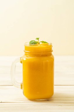 taze mango smoothies - sağlıklı yiyecek ve içecek konsepti