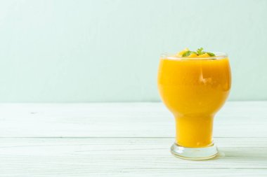 taze mango smoothies - sağlıklı yiyecek ve içecek konsepti