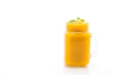 Beyaz arka plan üzerinde izole taze mango smoothies