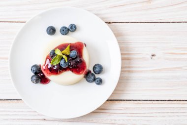 yoğurt puding taze yaban mersini - sağlıklı yemek ve tatlı ile