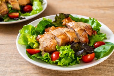 ızgara tavuk salata sebze - sağlıklı gıda tarzı ile