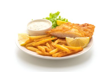 Beyaz arkaplanda balık ve cips izole