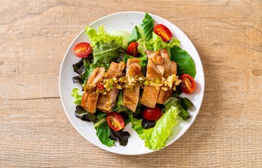 ızgara tavuk salata sebze - sağlıklı gıda tarzı ile