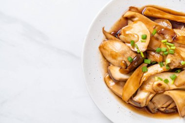 İstiridye soslu kızarmış kral istiridye mantarı. Sağlıklı, vejetaryen ya da vejetaryen yemek tarzı.