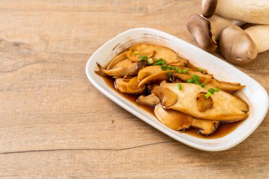 İstiridye soslu kızarmış kral istiridye mantarı. Sağlıklı, vejetaryen ya da vejetaryen yemek tarzı.