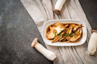 İstiridye soslu kızarmış kral istiridye mantarı. Sağlıklı, vejetaryen ya da vejetaryen yemek tarzı.