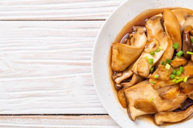 İstiridye soslu kızarmış kral istiridye mantarı. Sağlıklı, vejetaryen ya da vejetaryen yemek tarzı.