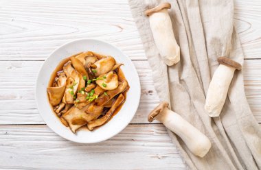 İstiridye soslu kızarmış kral istiridye mantarı. Sağlıklı, vejetaryen ya da vejetaryen yemek tarzı.