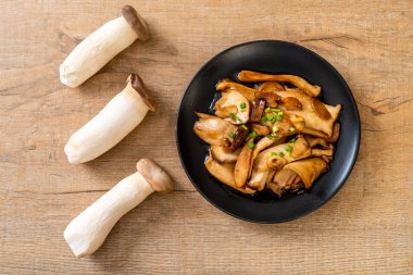 İstiridye soslu kızarmış kral istiridye mantarı. Sağlıklı, vejetaryen ya da vejetaryen yemek tarzı.