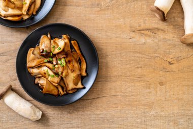 İstiridye soslu kızarmış kral istiridye mantarı. Sağlıklı, vejetaryen ya da vejetaryen yemek tarzı.