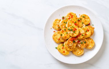 Sahanda yumurta yumuşak tofu sarımsak - sağlıklı, vegan ve sebze gıda tarzı