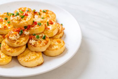 Sahanda yumurta yumuşak tofu sarımsak - sağlıklı, vegan ve sebze gıda tarzı