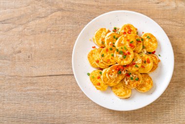 Sahanda yumurta yumuşak tofu sarımsak - sağlıklı, vegan ve sebze gıda tarzı