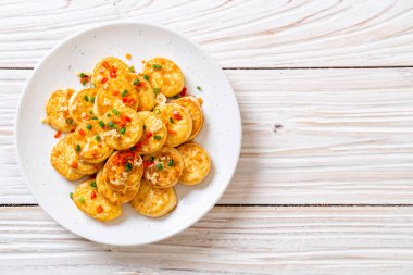 Sahanda yumurta yumuşak tofu sarımsak - sağlıklı, vegan ve sebze gıda tarzı