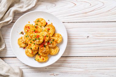 Sahanda yumurta yumuşak tofu sarımsak - sağlıklı, vegan ve sebze gıda tarzı