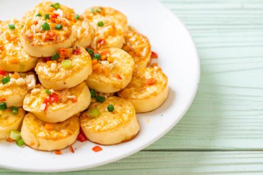 Sahanda yumurta yumuşak tofu sarımsak - sağlıklı, vegan ve sebze gıda tarzı