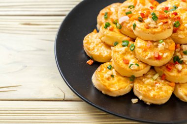 Sahanda yumurta yumuşak tofu sarımsak - sağlıklı, vegan ve sebze gıda tarzı