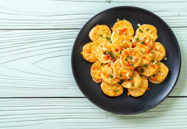 Sahanda yumurta yumuşak tofu sarımsak - sağlıklı, vegan ve sebze gıda tarzı