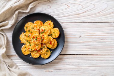 Sahanda yumurta yumuşak tofu sarımsak - sağlıklı, vegan ve sebze gıda tarzı