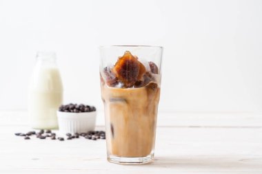 ahşap masa üzerinde sütlü kahve buz küpleri