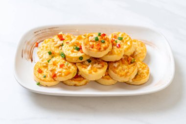 Sahanda yumurta yumuşak tofu sarımsak - sağlıklı, vegan ve sebze gıda tarzı