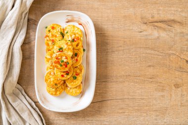 Sahanda yumurta yumuşak tofu sarımsak - sağlıklı, vegan ve sebze gıda tarzı