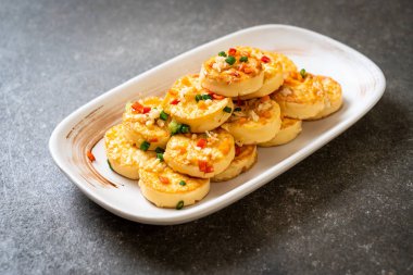 Sahanda yumurta yumuşak tofu sarımsak - sağlıklı, vegan ve sebze gıda tarzı