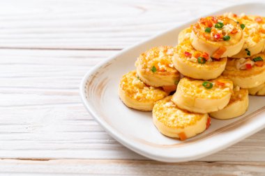 Sahanda yumurta yumuşak tofu sarımsak - sağlıklı, vegan ve sebze gıda tarzı