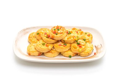 Beyaz arka plan üzerinde izole sarımsaklı kızarmış yumurta yumuşak tofu