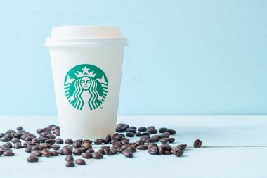 Bangkok, Tayland - 5 Haziran 2018: Beyaz kahve fincanı Starbucks logosu üzerinde tahta arka plan ile. Starbucks dünyanın en büyük kahve evi 61 ülke içinde 20.000'den fazla mağaza ile mi.