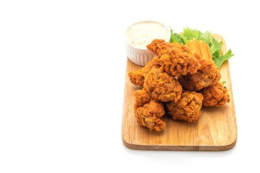 sebze izole üzerinde beyaz arka plan ile kızarmış baharatlı tavuk kanatları